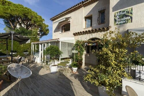 Внешний вид отеля Hotel & Studios Astor в Антибе