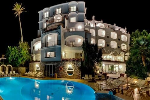 Внешний вид отеля Hotel Mamela в Капрях