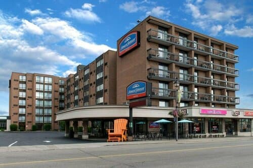 Внешний вид отеля Howard Johnson Plaza by Wyndham by the Falls Niagara Falls