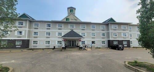 Внешний вид отеля Travelodge by Wyndham Fort McMurray в Форт-МакМеррее