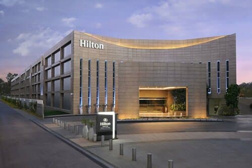 Внешний вид отеля Hilton Bangalore Embassy GolfLinks в Бангалоре