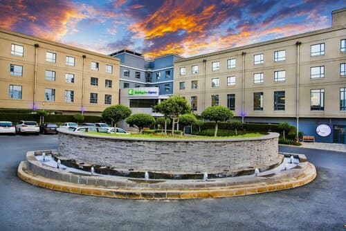 Внешний вид отеля Holiday Inn Express Sandton Woodmead, an Ihg Hotel в Сандтоне