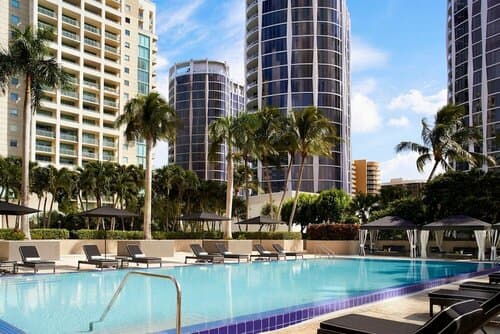 Внешний вид отеля The Ritz-Carlton Coconut Grove Miami в Майами