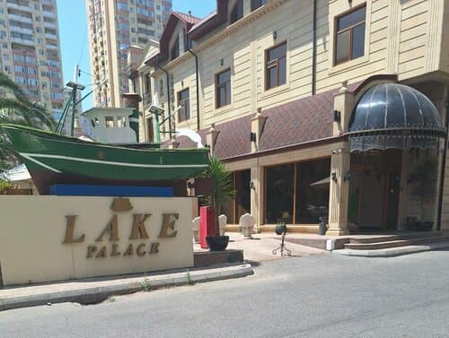 Внешний вид отеля Lake Palace Hotel & Restaurant