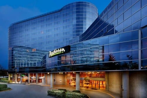 Внешний вид отеля Radisson Hotel Vancouver Airport в Ричмонде