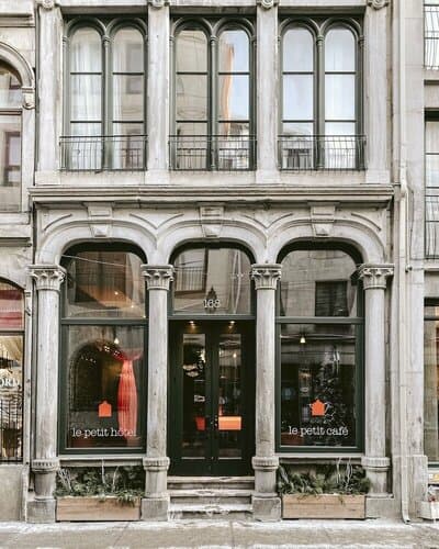Внешний вид отеля Le Petit Hotel Notre Dame в Монреале