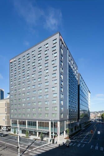 Внешний вид отеля Hilton Garden Inn Seattle Downtown в Сиэтле