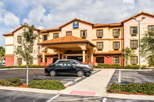 Внешний вид отеля Comfort Inn & Suites Northeast - Gateway в Сент-Питерсберге