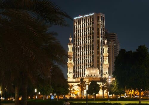 Внешний вид отеля DoubleTree by Hilton Sharjah Waterfront Hotel & Residences