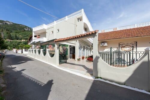 Внешний вид отеля Bella Vista Beach Hotel and Studios