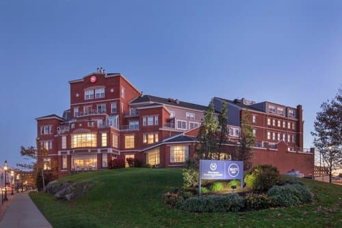 Внешний вид отеля Sheraton Portsmouth Harborside Hotel в Портсмуте