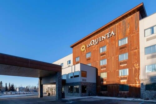 Внешний вид отеля La Quinta Inn & Suites by Wyndham Anchorage Airport в Анкоридже
