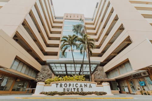 Внешний вид отеля Tropicana Suites в Маниле