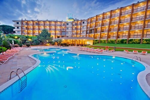 Внешний вид отеля Aparthotel GHT Tossa Park в Тосса-де-Маре