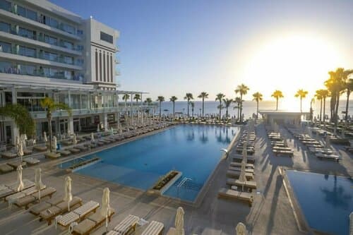 Внешний вид отеля Constantinos The Great Beach Hotel