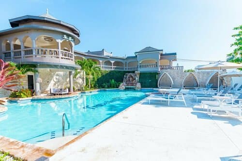 Внешний вид отеля Travellers Beach Resort