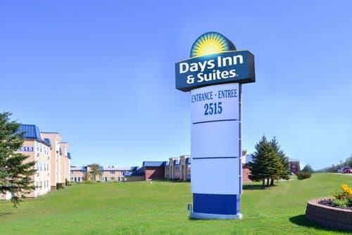Внешний вид отеля Days Inn & Suites by Wyndham Moncton в Монктоне