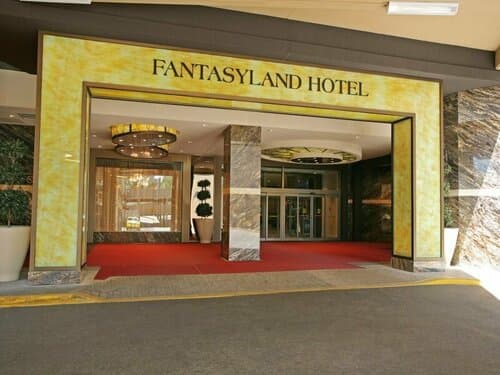 Внешний вид отеля Fantasyland Hotel в Эдмонтоне