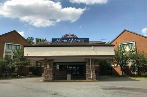 Внешний вид отеля Howard Johnson Hotel by Wyndham Newark Airport