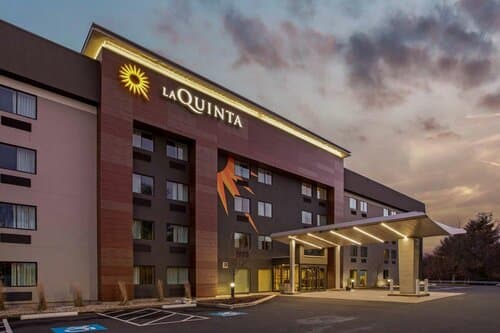 Внешний вид отеля La Quinta Inn & Suites by Wyndham Hartford - Bradley Airport