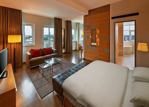 Внешний вид отеля Hilton Cologne в Кёльне