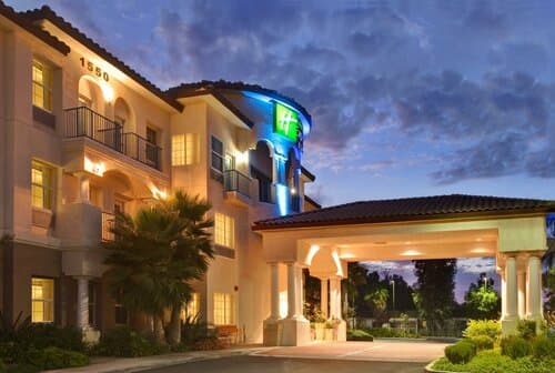 Внешний вид отеля Holiday Inn Express & Suites Corona