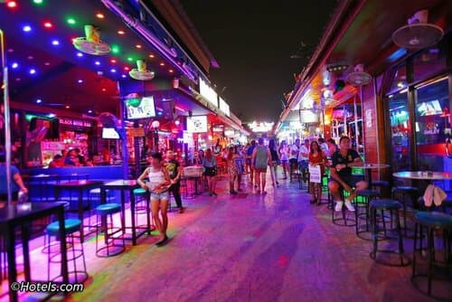 Внешний вид отеля MyPatong Social Hostel