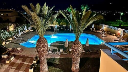 Внешний вид отеля Leonidas Hotel and Studios