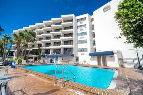 Внешний вид отеля La Quinta Inn & Suites by Wyndham Cocoa Beach Oceanfront в Бреварде