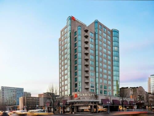 Внешний вид отеля Vancouver Airport Marriott в Ричмонде