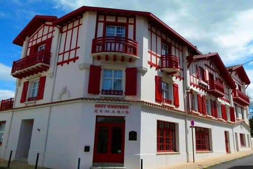Внешний вид отеля Hotel Kemaris в Биаррце