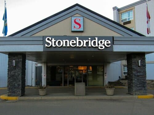Внешний вид отеля Stonebridge Hotel в Форт-МакМеррее