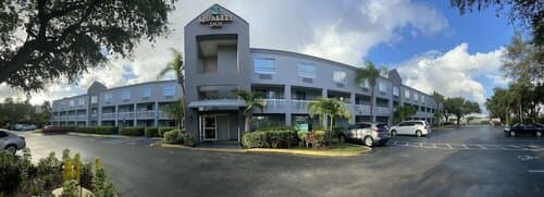 Внешний вид отеля Quality Inn Miami Airport Doral в Дорале