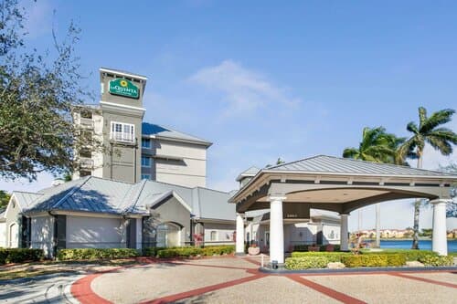 Внешний вид отеля La Quinta Inn & Suites by Wyndham Ft. Lauderdale Airport в Голливуде