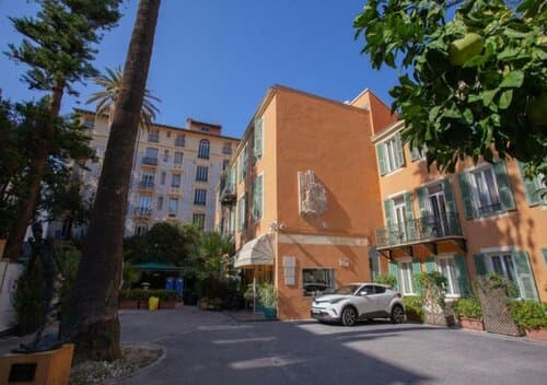 Внешний вид отеля Hotel Oasis в Ницце