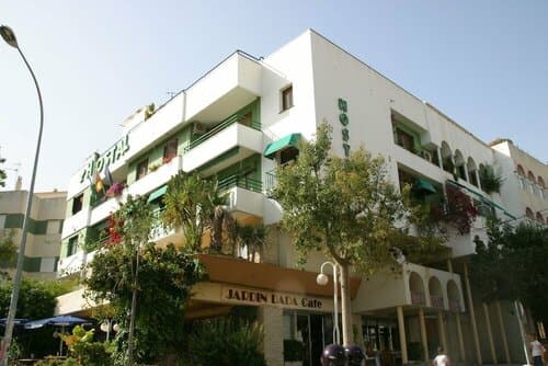 Внешний вид отеля Hostal Alhambra в Нерхе