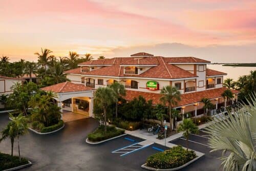 Внешний вид отеля Courtyard by Marriott Key West Waterfront в Ки-Уэсте