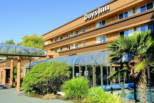 Внешний вид отеля Days Inn by Wyndham Victoria On The Harbour в Виктории