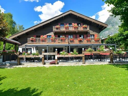 Внешний вид отеля Chalet Hotel le Castel в Шамони-Мон-Блане