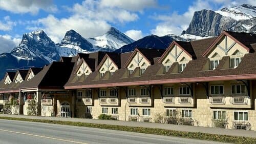 Внешний вид отеля Canmore Inn & Suites