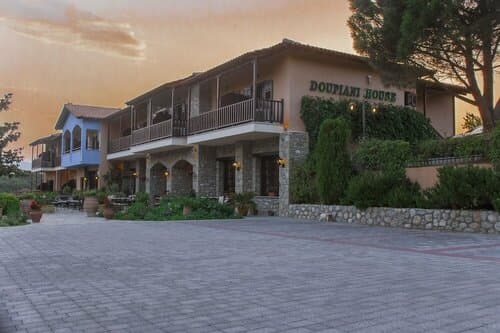 Внешний вид отеля Doupiani House Hotel