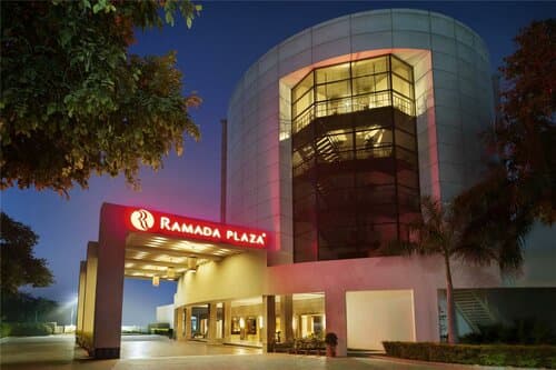 Внешний вид отеля Ramada Plaza by Wyndham Jhv Varanasi в Варанаси