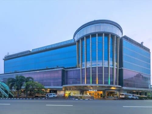 Внешний вид отеля Grand Edge Hotel Semarang в Семаранге