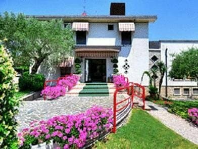 Внешний вид отеля Hotel Mon Repos в Сирмионе