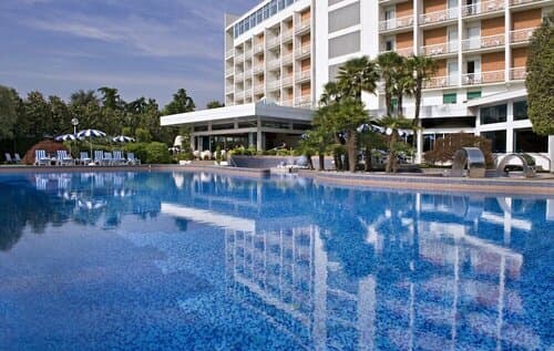 Внешний вид отеля Grand Hotel Terme & SPA в Монтегротто-Терме