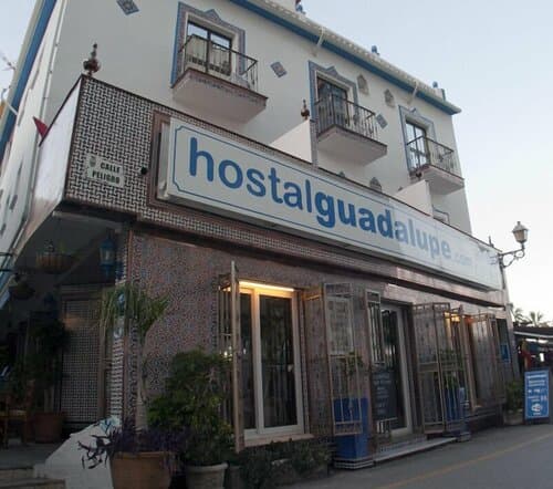 Внешний вид отеля Hostal Guadalupe в Торремолиносе