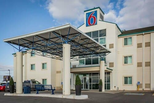 Внешний вид отеля Motel 6 Saskatoon в Саскатуне