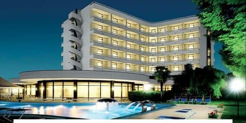 Внешний вид отеля Hotel Commodore Terme в Монтегротто-Терме