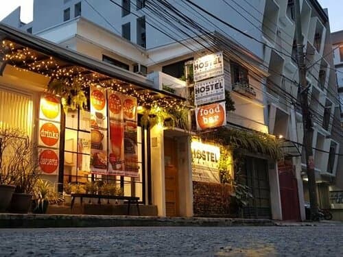 Внешний вид отеля Crossroads Hostel Manila