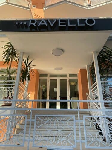 Внешний вид отеля Hotel Ravello в Римини